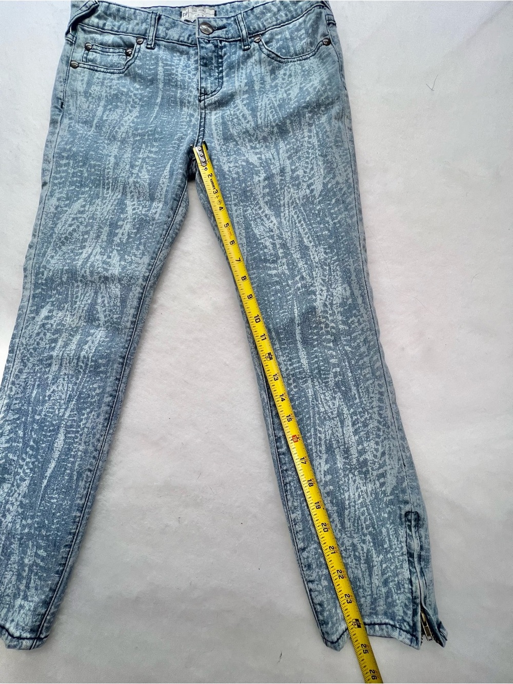 Free People Feather Print Skinny Jeans - Size 29 - Picture 8 of 11